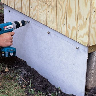 Diy hønsehus: Den første eternitplade Diy hønsehus: Den første eternitplade